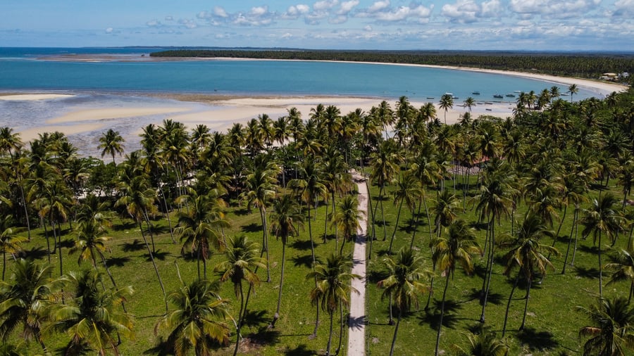 A recompensa da aventura: a chegada à belíssima Praia de Garapuá, com águas cristalinas e tranquilas.