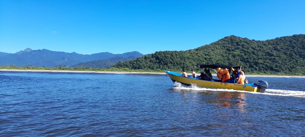 Passeio de barco na Ilha de Guarau: praias desertas e cachoeira