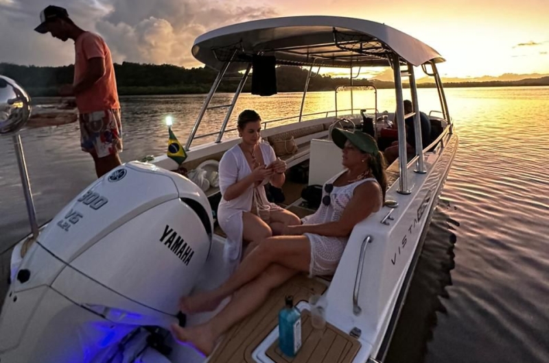  Passeio de Luxo em Lancha em Carneiros