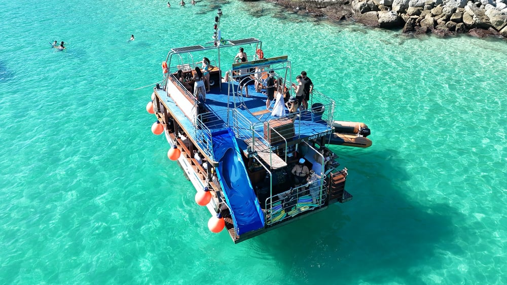 Passeio de Barco com Comida e Bebida em Arraial do Cabo