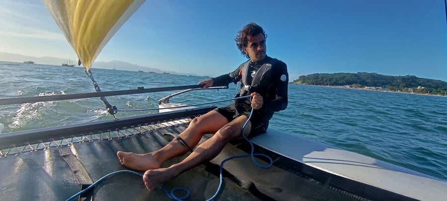  Aprenda a manobra de cambar e dar o jibe com a agilidade que só um multicasco oferece, aproveitando a estabilidade e a aceleração constante do Hobie Cat.