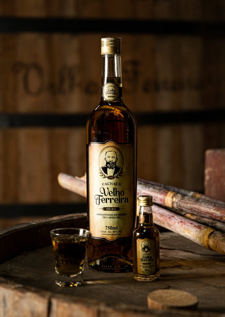 A Cachaça do Velho Ferreira, em Bichinhos, é conhecida por sua qualidade, com um processo de produção artesanal que preserva o gosto autêntico da bebida.