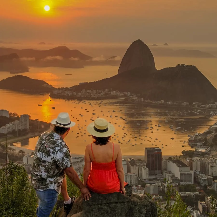 *Roteiro com ou sem Nascer do Sol*  Locais visitados: -Nascer do sol no Mirante Dona Marta (opcional) -Cristo Redentor -Parque Lage - Fotos do passeio com câmera fotográfica e celular IPHONE 14 pro Max   🔸Dentro do Parque Lage não é permitido fotos com câmera   🔸 Não incluso visita ao terraço  📌 Visita no Palacete para fotos, Bistrô será necessário outro agendamento com fila de espera  *O QUE INCLUI* - Traslado - buscamos você no seu Hotel/Airbnb - Ingresso para acesso Cristo Redentor  via Centro de visitantes Paineiras - Van  - Visita no Mirante dona Marta - Visita no Parque Lage - não inclui terraço  Snacks e água    💵Formas de pagamento;  Pix, transferência  R$ 410 por pessoa  💳Cartão de crédito  6 x R$ 75,12 ------------------------------ 💵R$ 380 por pessoa  🎟️Crianças de 07 anos a 11 , Idosos, PCD , ID Jovem e Estudantes  Os descontos são referentes aos INGRESSOS e não sobre o nosso serviço. ----------------------------- 💵Formas de pagamento;  Pix, transferência  🕛 Horário de embarque será de acordo com o nascer do sol Término do passeio aproximadamente às 11h.  Para esse roteiro atendemos de 02 a 05 pessoas por roteiro como passeio coletivo .   Atendemos  grupos acima de 05 participantes caso sejam amigos ou familiar com transportes  *DOBLÔ ,  VAN 15 E 20 LUGARES , MICRO E ONIBUS*  *PONTOS DE EMBARQUE* Nossos embarques são na maioria dos hotéis, onde é permitido embarque e desembarque de passageiros, geralmente sob monitoramento de câmeras e seguranças.   *BUSCAMOS VOCÊ*  Embarque e Desembarque: Leblon, Ipanema, Copacabana, Botafogo, Flamengo, Catete, Largo do Machado, Glória, Lapa, Leme e Centro.   Barra da Tijuca e Recreio dos Bandeirantes solicitarem informações.  *Necessário portarem documentos comprobatórios. -------------------------------------------------- Pedimos que as reservas sejam feitas com antecedência, inclusive com um sinal de confirmação de  50% por vaga antecipada.  Reservas de última hora estão sujeitas a confirmação e disponibilidade de vagas. -------------------------------------------------- *Política de Cancelamento*  Em caso de cancelamento pelo contratante, conforme a Deliberação Normativa nº 161 de 09 de agosto de 1985 da EMBRATUR, a Vara Mato aplicará a política de devolução abaixo:  Mais de 30 dias antes do evento: devolução de 80% do valor total pago; Entre 29 e 21 dias antes do evento: devolução de 70% do valor total pago; Entre 20 e 7 dias antes do evento: devolução de 50% do valor total pago; Menos de 7 dias antes do evento: sem devolução