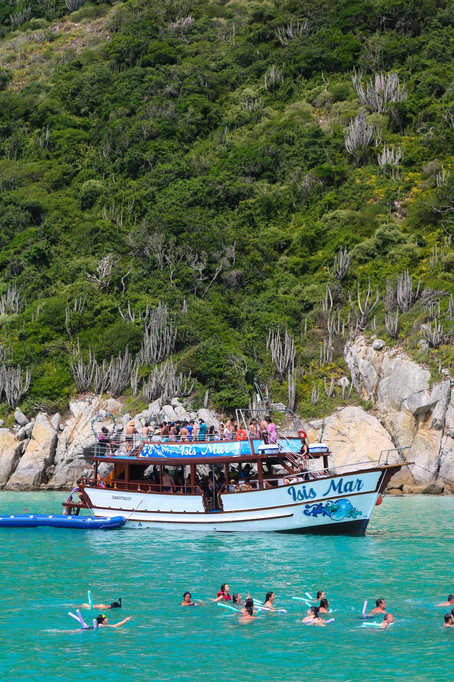 Passeio com toboágua e 2 andares em Arraial do Cabo