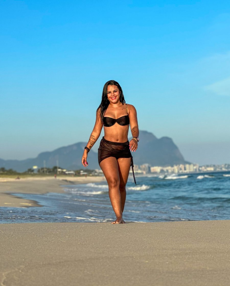 Pré-casamento na Praia de Grumari com registros naturais, elegantes e inesquecíveis
