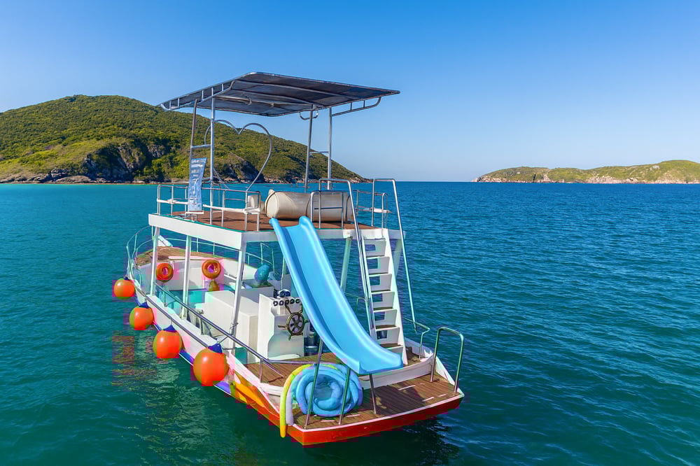 Passeio de Barco Privativo em Cabo Frio com Tobogã, Trampolim, Balanço, e Karaokê!