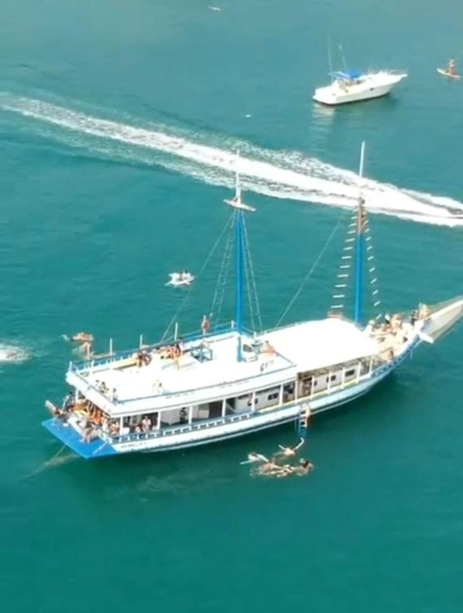 "Explorando as belezas de Búzios a bordo da nossa escuna! Cada onda traz uma nova aventura! ⛵🌊✨"