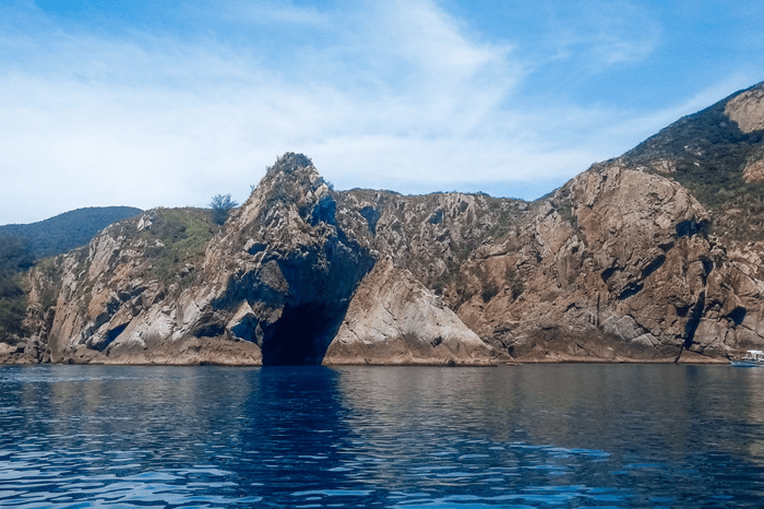 Como é um passeio de escuna em Arraial do Cabo?