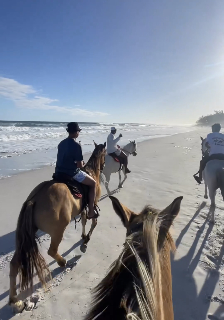 PASSEIO A CAVALO POR LAGOAS, SALINAS E PRAIAS EM MONTE ALTO