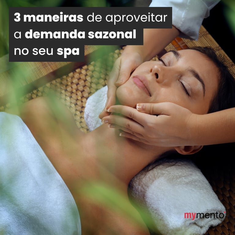 Cliente relaxando durante massagem facial em spa, com toalhas brancas e ambiente natural ao fundo representando as 3 maneiras de aproveitar a demanda sazonal no seu spa.