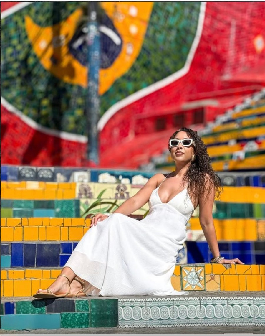 Viva uma experiência única na Escadaria Selarón com fotos criativas, direção de poses e cenários famosos da Lapa RJ.