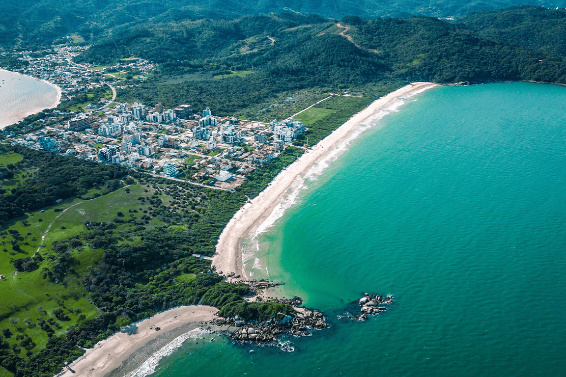 Guia Completo da Praia de Palmas no Verão: O Que Fazer?