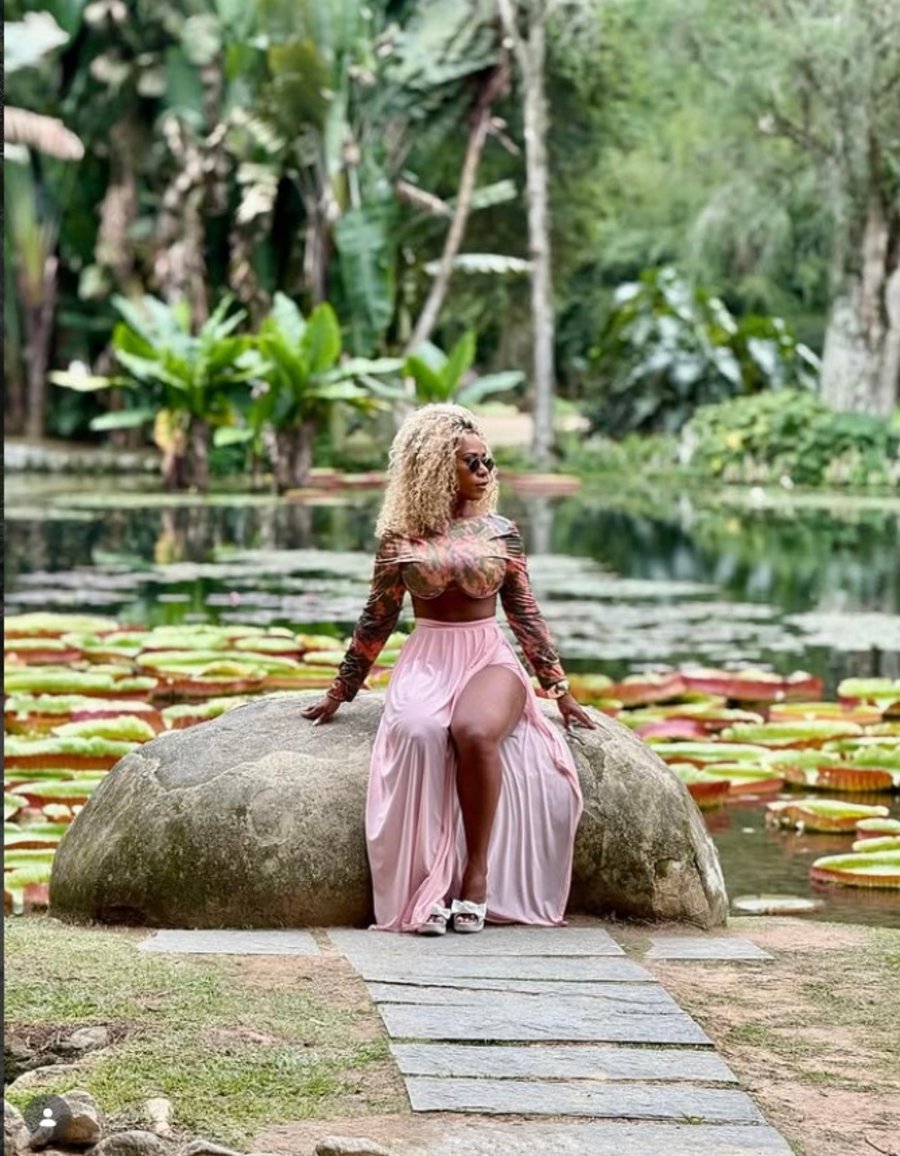 Fotos profissionais no Jardim Botânico do Rio de Janeiro com visual elegante, natureza tropical e cenários icônicos da cidade.