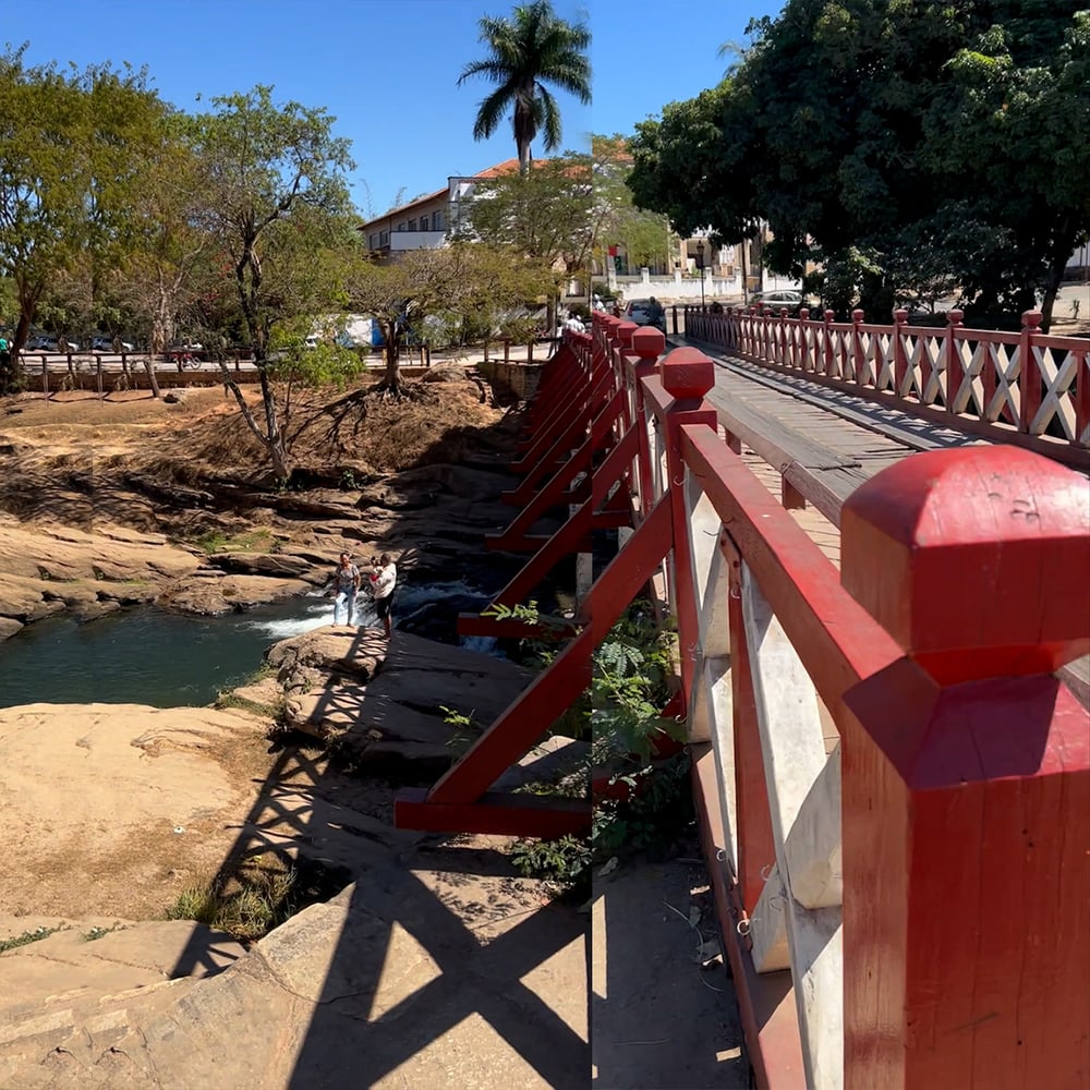 Ponte do Carmo, sobre o Rio das Almas, construída em 1946, chama atenção pela beleza do lugar.