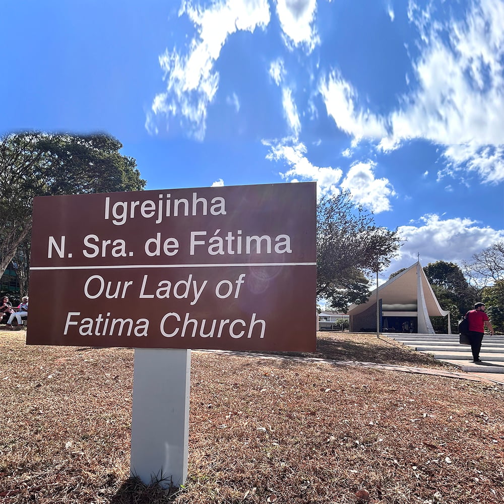 Igrejinha da 308 Sul. Uma homenagem à Nossa Senhora de Fatima, uma arquitetura curiosa que lembra um "Chapéu de Freira".