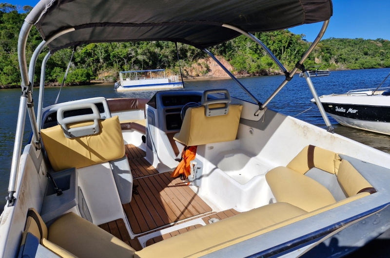 Lancha em Carneiros para até 8 pessoas (HD 2.1)