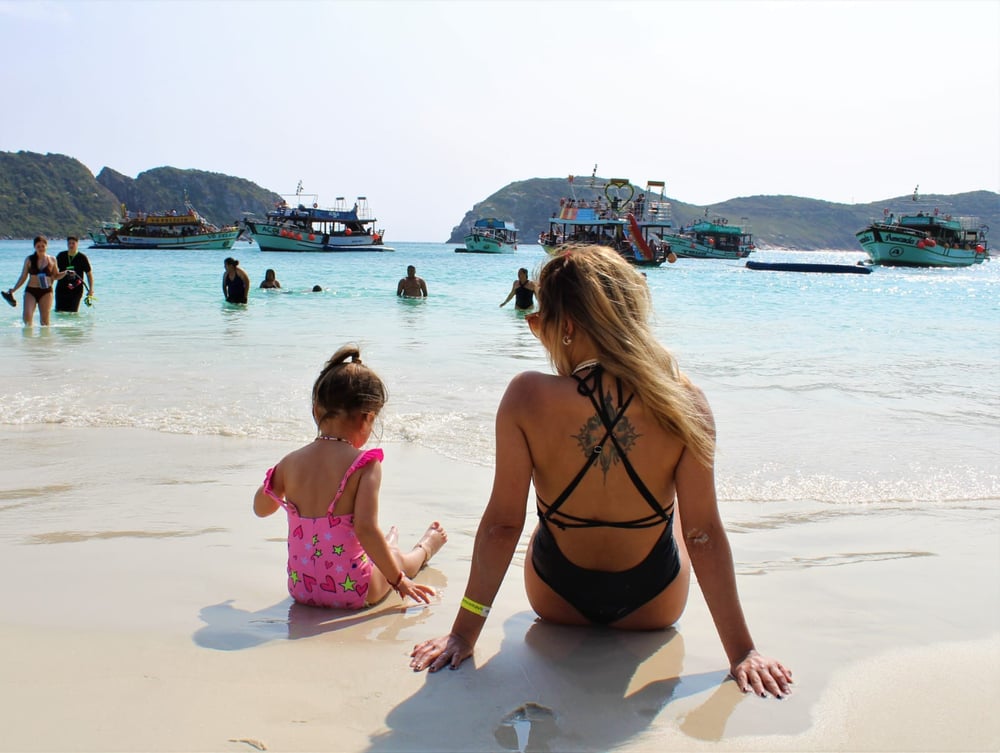 "Sorrisos e areia! Aproveitando cada segundo à beira-mar com muito amor. 🌊👩‍👧"