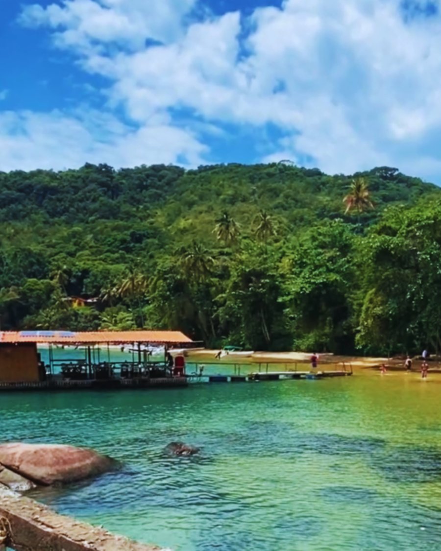 A Praia do Pouso é a praia de chegada e nela tem um restaurante flutuante