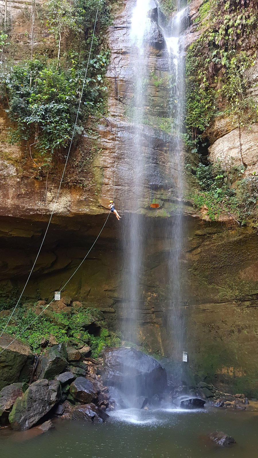Rapel na cachoeira da Roncadeira