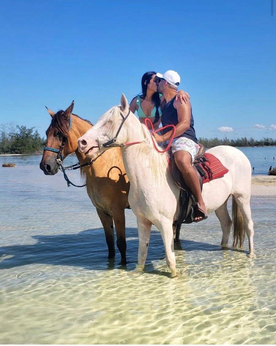 PASSEIO A CAVALO POR LAGOAS, SALINAS E PRAIAS EM MONTE ALTO