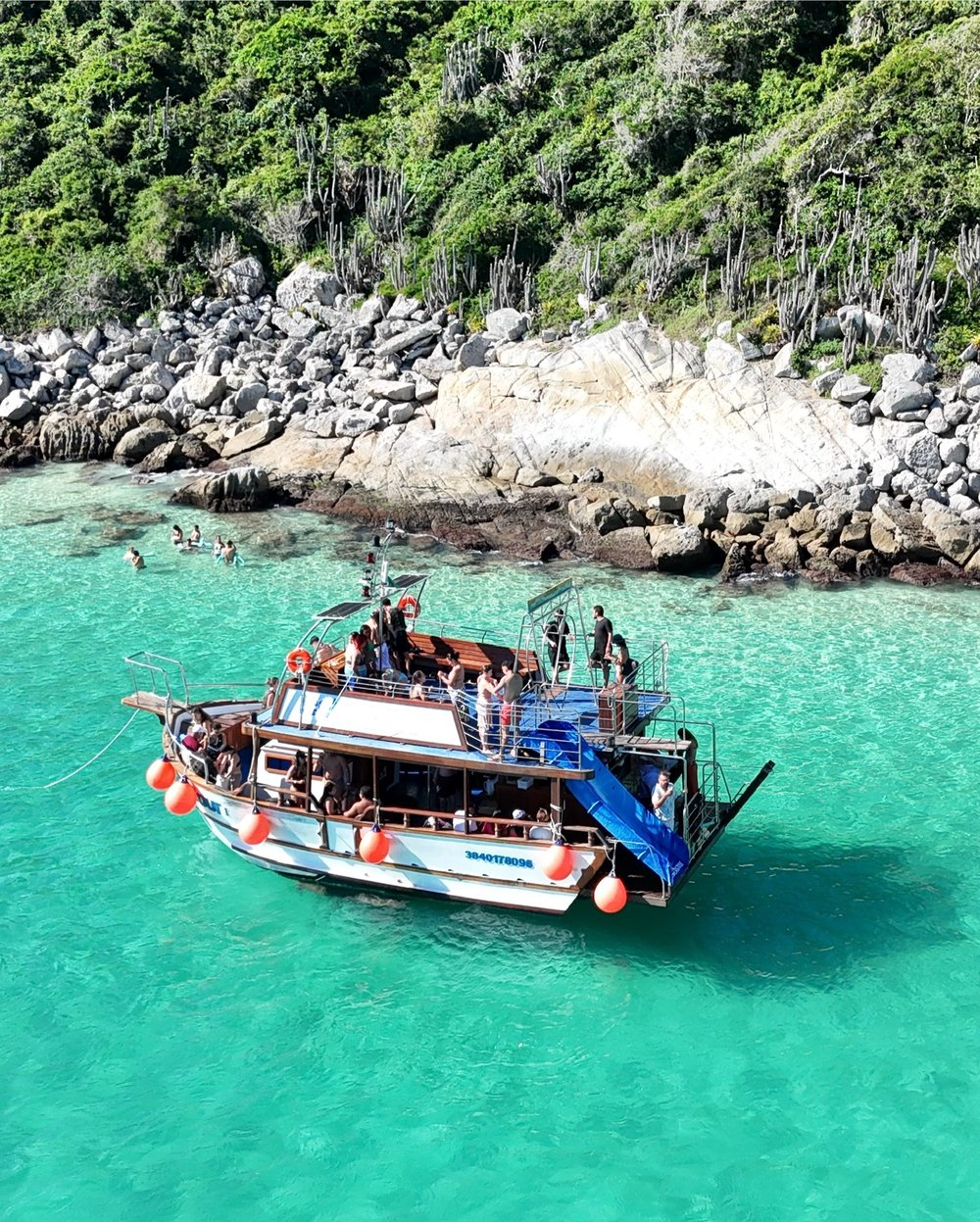 Passeio de Barco com Comida e Bebida em Arraial do Cabo
