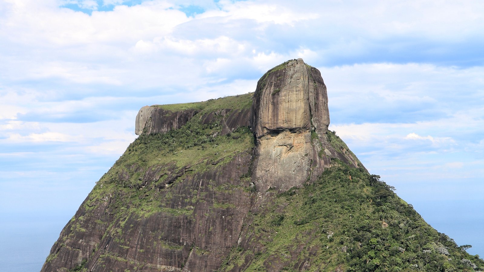 Estamos na Pedra Bonita e vemos a Pedra da Gavea de frente. Vemos o rosto do imperador.
