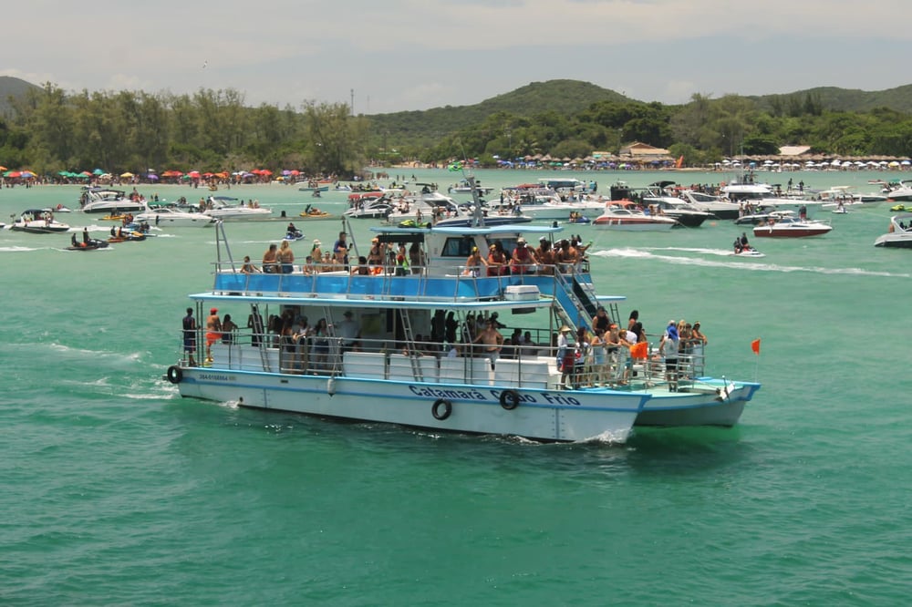 PASSEIO DE CATAMARÃ CABO FRIO