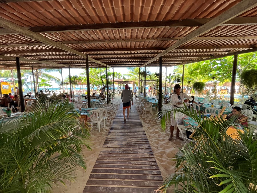 Aproveite o tempo livre para experimentar a culinária baiana em restaurantes à beira-mar, com opções de frutos do mar, moquecas e pratos típicos.