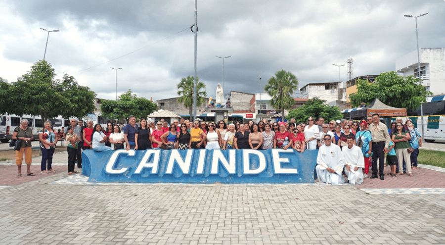 Centenas de romeiros estão reunidos na praça 