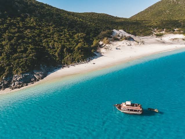Fondeados frente a una playa paradisíaca