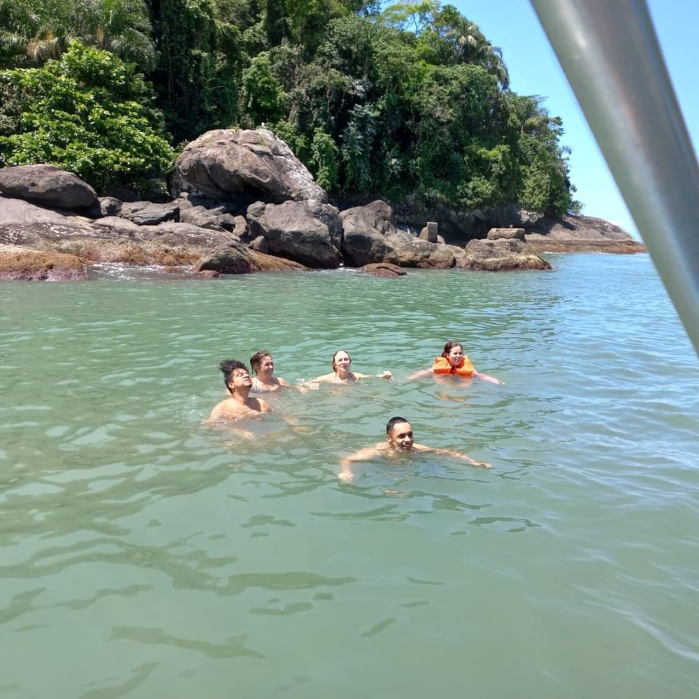 Passeio de barco na Ilha de Guarau: praias desertas e cachoeira