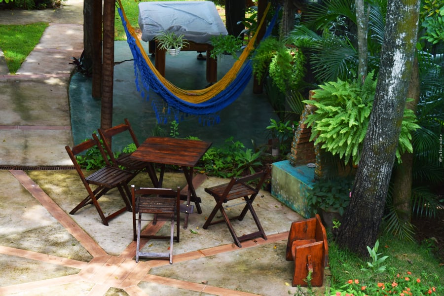 Espaços rodeados pelo verde, perfeitos para relaxar, respirar fundo e se reconectar com o ritmo calmo da natureza.