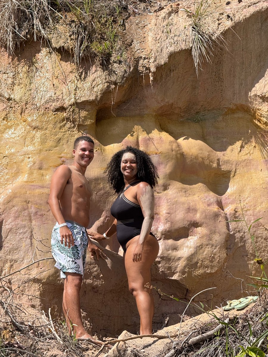 Conhecido por sua beleza natural e pela experiência divertida de aplicar a argila no corpo.