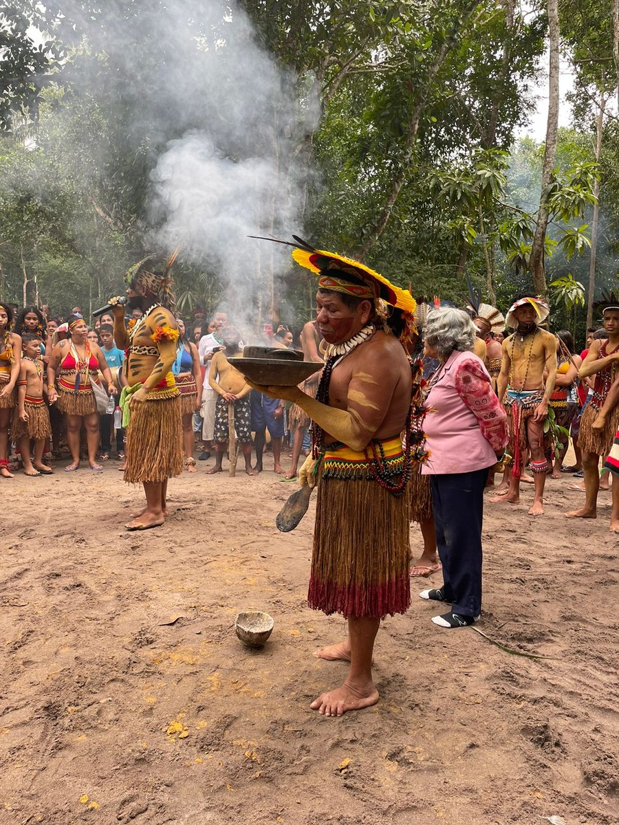Em meio à fumaça das ervas, o cacique conduzia o ritual com firmeza e reverência.