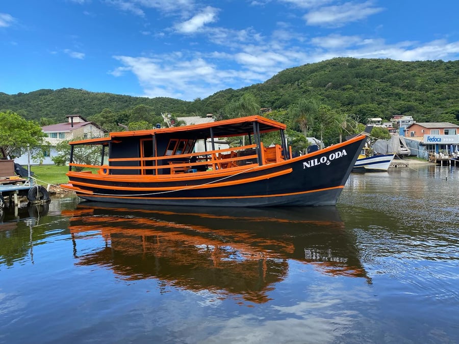 Embarcação Nilo Oda com capacidade para 40 Passageiros ; Banheiro e Bar a Bordo