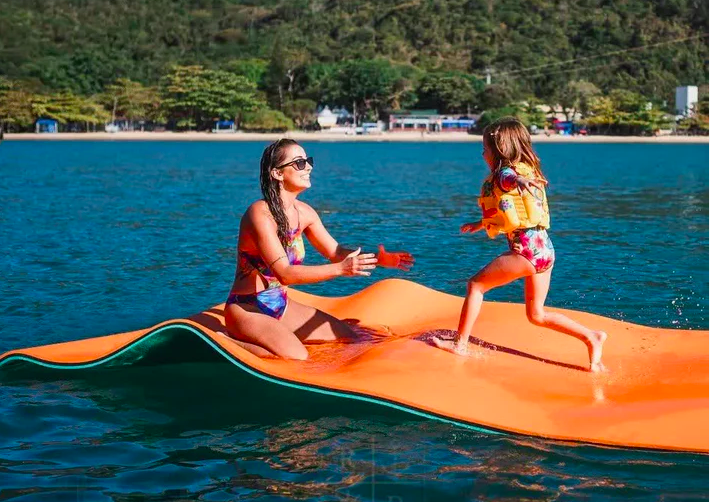 Passeio de Lancha com Tapete Flutuante