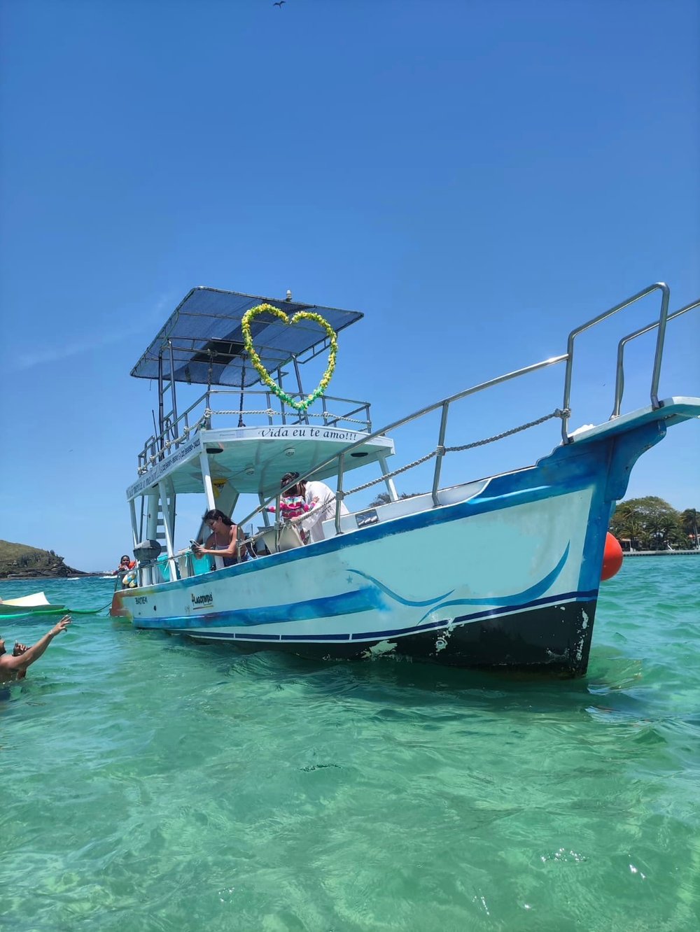 Passeio de Barco Privativo em Cabo Frio com Tobogã, Trampolim, Balanço, e Karaokê!