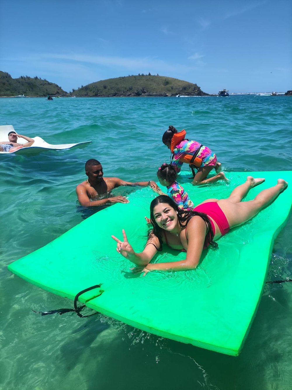 Passeio de Barco Privativo em Cabo Frio com Tobogã, Trampolim, Balanço, e Karaokê!