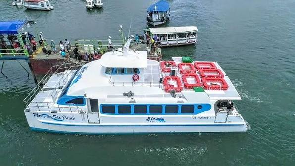 Embarque na embarcação responsável pela travessia marítima entre Morro de São Paulo e Salvador.