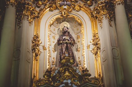 Altar lateral com imagem de São Francisco de Assis