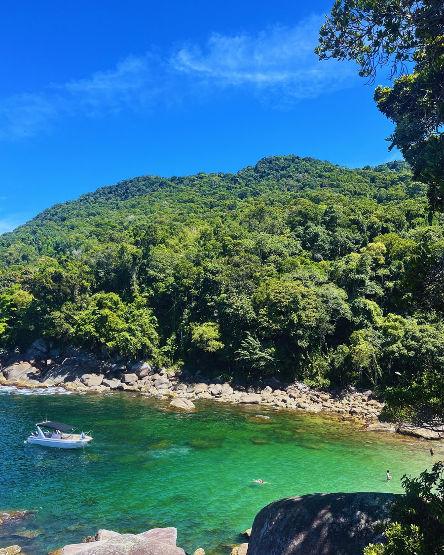 Caxadaço uma pequena e charmosa praia cercada por natureza preservada. 