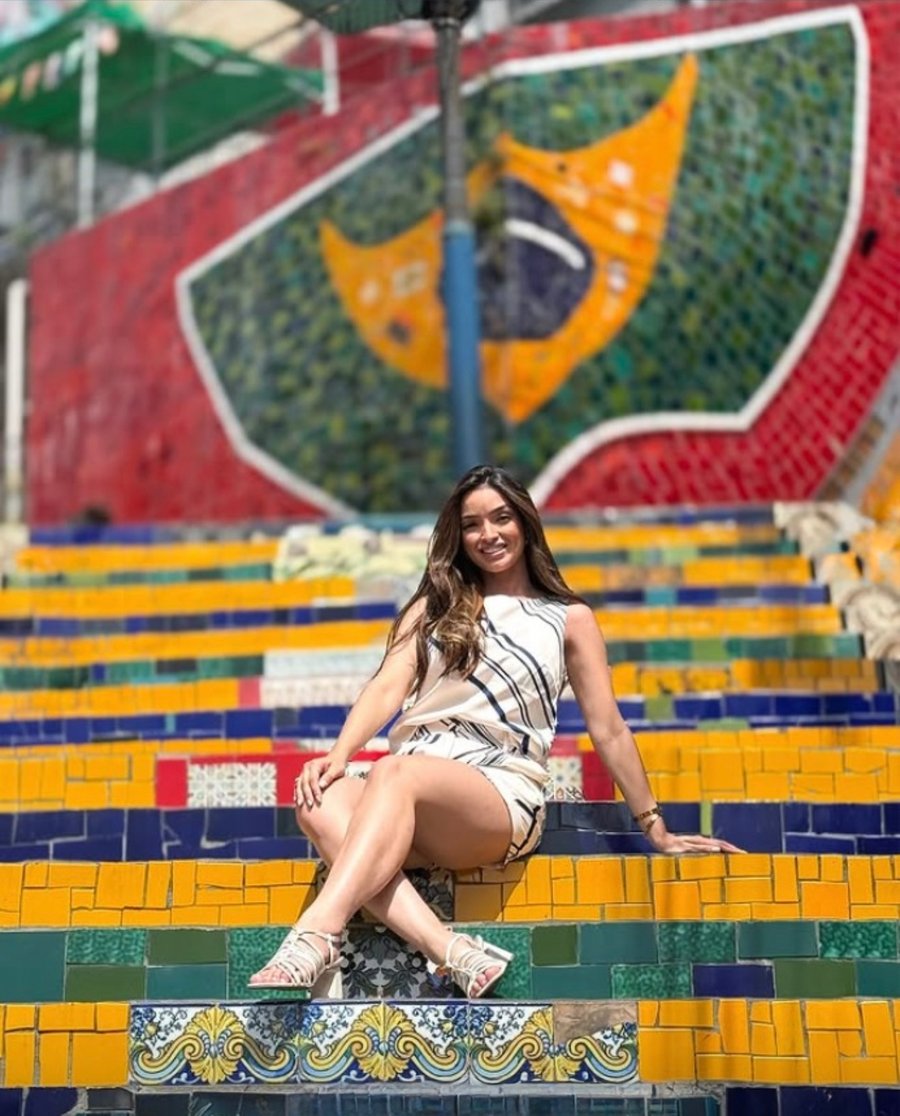 Ensaio fotográfico na Escadaria Selarón com visual artístico, cores vibrantes e cenários icônicos no coração da Lapa, Rio de Janeiro.
