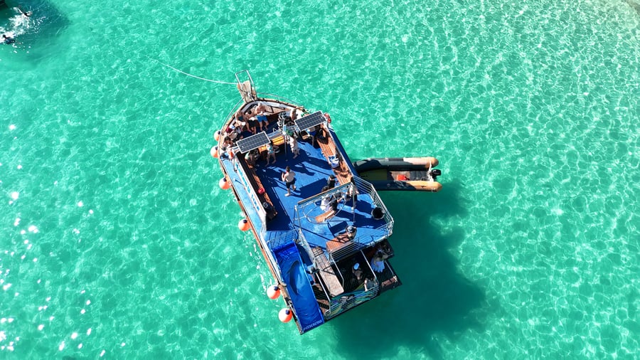 Passeio de Barco com Comida e Bebida em Arraial do Cabo