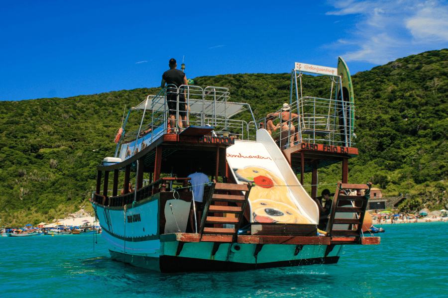 Passeio de Barco com toboágua em Arraial do Cabo (esse passeio não terá a presença dos Goldens Marujo e/ou Marujinho)