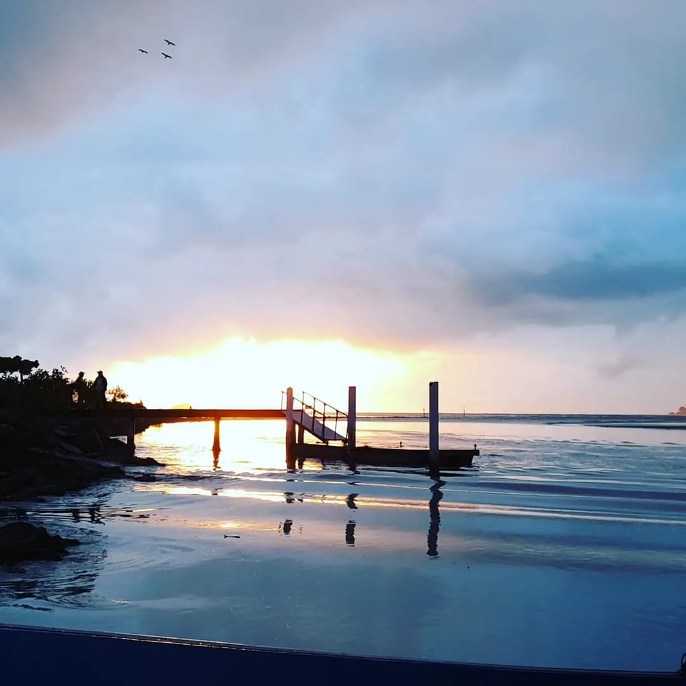 Passeio de barco na Ilha de Guarau: praias desertas e cachoeira