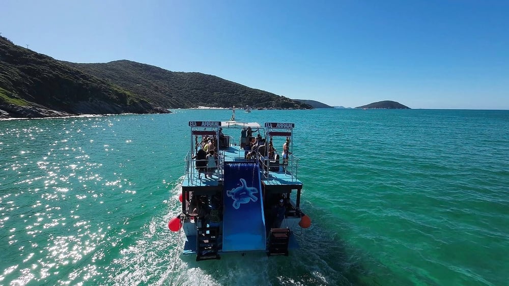 Passeio de Barco com Escorrega em Arraial do Cabo