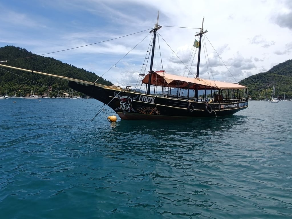 Passeio de escuna em Ubatuba com parada em ilhas paradisíacas e águas cristalinas no litoral norte