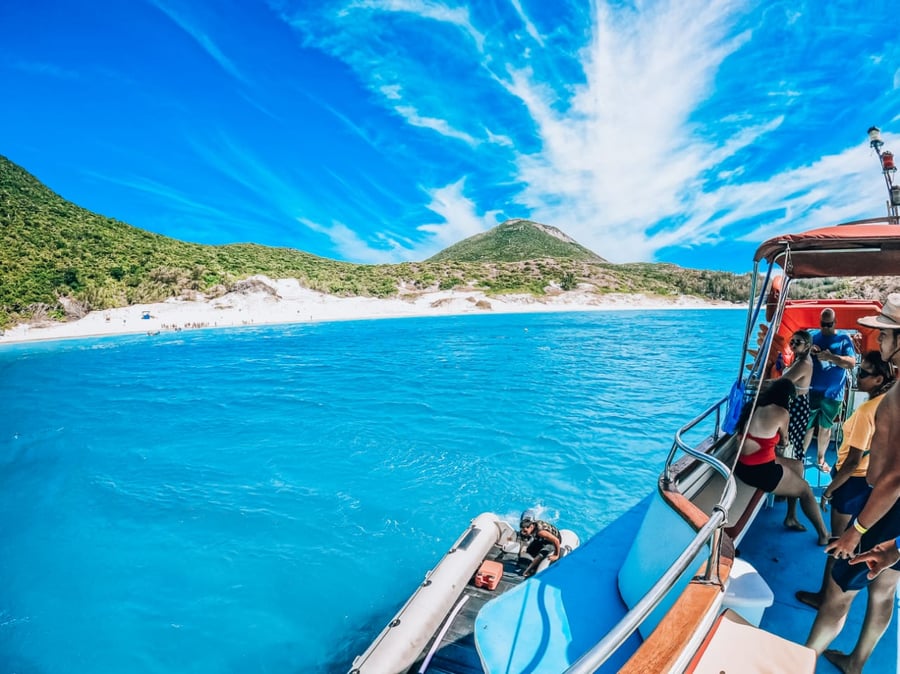 Passeio de Escuna com toboágua Arraial do cabo com almoço