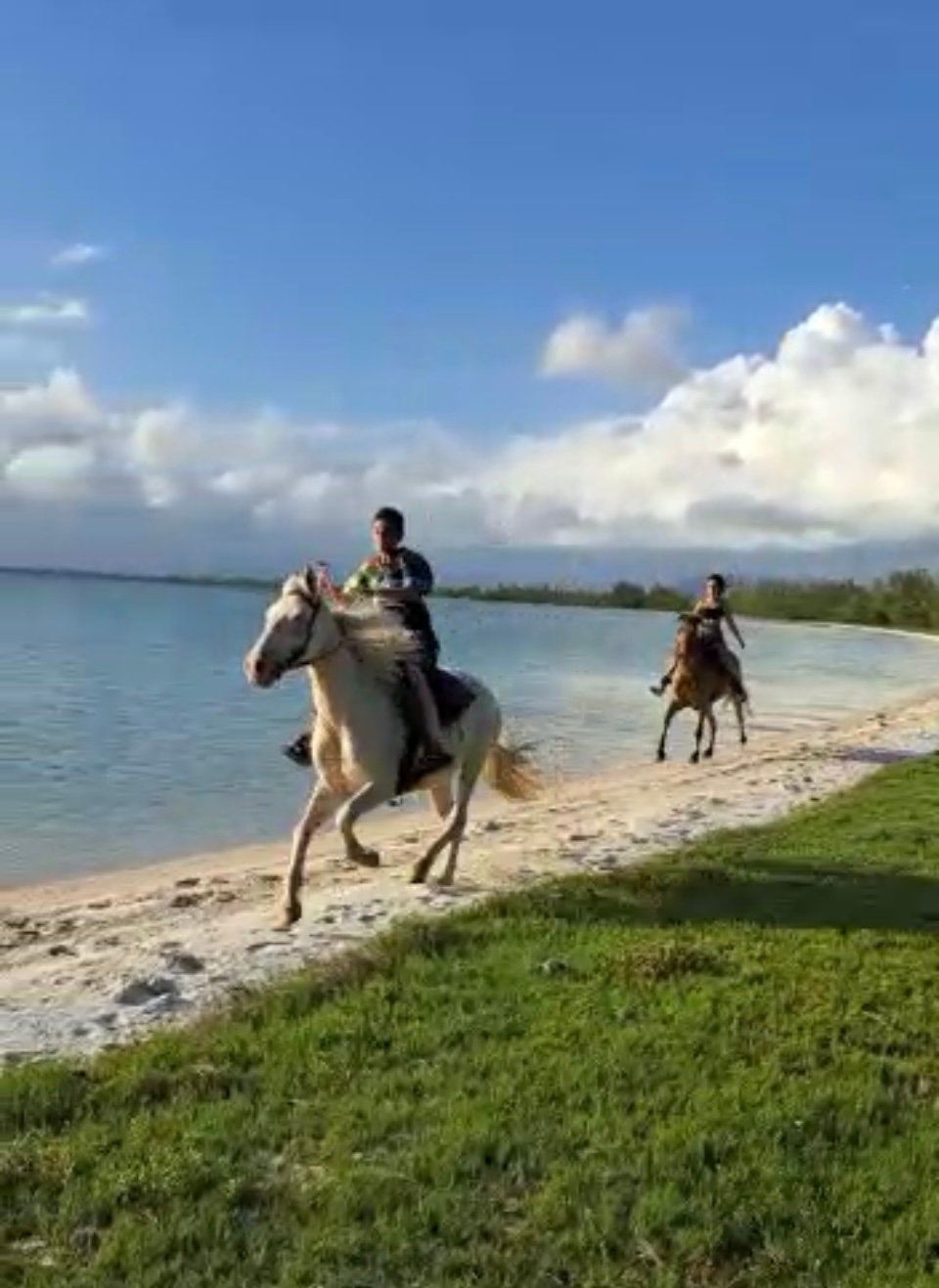 PASSEIO A CAVALO POR LAGOAS, SALINAS E PRAIAS EM MONTE ALTO