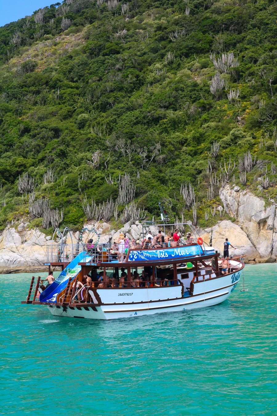 Passeio com toboágua e 2 andares em Arraial do Cabo